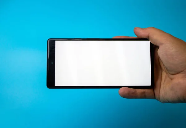 Bir el beyaz ekranlı akıllı telefonu gösterir