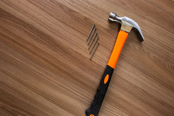 Çekiç ve çiviler ahşap masada, kopyası için yer var.