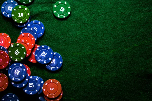 Yeşil kumarhane arka planında poker fişleri