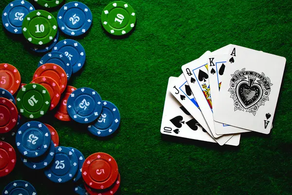 Poker fişleri ve kartları kraliyet floşunu gösteriyor