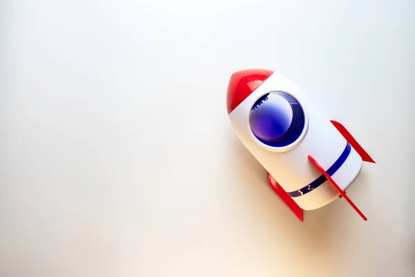 Beyaz arka planda oyuncak bir roket şeklinde gece lambası