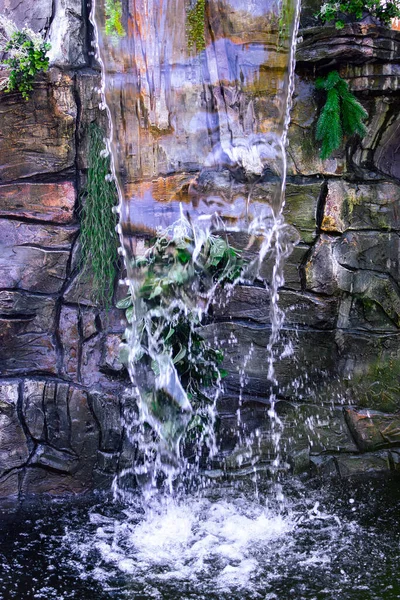 Dağ kayaları tarzında yapay şelale.