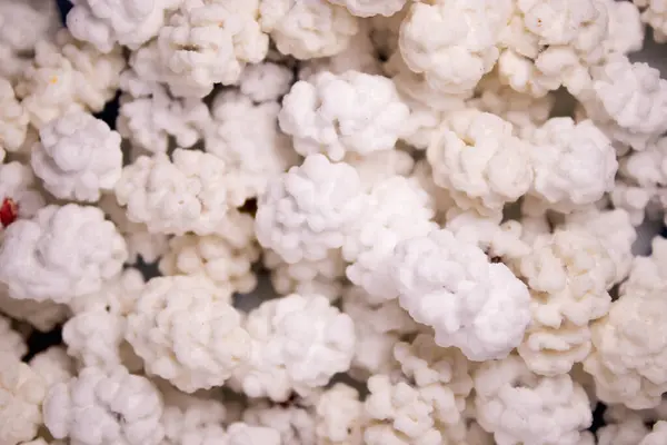 Tatlı beyaz şeker kaplı fındıklar.