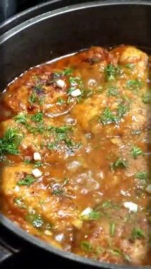 Kızarmış et, soslu pirzola, kaynar tava.