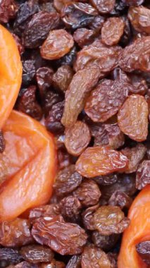 Kurutulmuş kayısılı kuru üzümler, döngülü dönüşler.