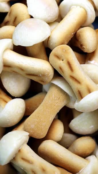 Biscoitos Cogumelos Com Cobertura Doce Rotação Loop — Vídeo de Stock