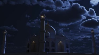 Büyük Müslüman camisi gece ve bulutlarda parlıyor. Cami ve ay. Ramazan tatili. 