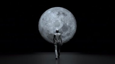 Bir adam geceleri özgürlüğe doğru büyük aya doğru yürüyor.