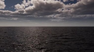 Yazın gökyüzünde bulutların güzel dağılışı ve hareketi. Bulutların zaman aralığı.