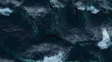 Dalgalar ve köpükle denizin 3 boyutlu görüntüsü. Güzel, soyut okyanus arkaplanı.
