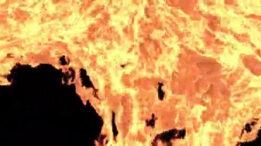 Şeffaf bir arkaplanda alfa kanalı ile çeşitli yangın belirtileri. Yangın, alev, patlamalar, duman, duman ve yanan video geçişleri.