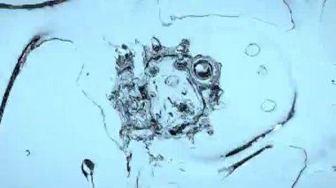 Sade bir zeminde sıvı veya su hareketi. Sıvı, ıslak, su