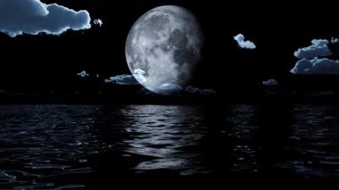 Geceleri denize karşı kocaman bir ay kara bulutları aydınlatır..