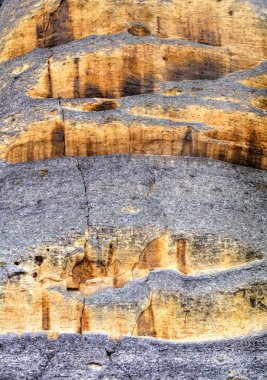 Dikey kayaya oyulmuş bir süvari.