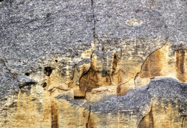 Dikey kayaya oyulmuş bir süvari.