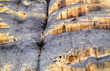 Dikey kayaya oyulmuş bir süvari.