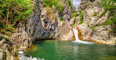 Dağda şelale ile güzel manzara