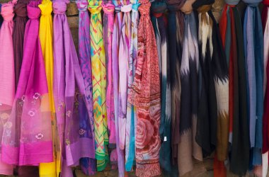 Satılık renkli ipek eşarplar Yakın çekim görünümü