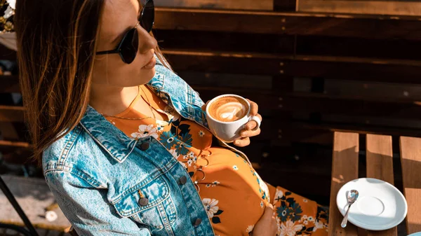 喝咖啡的孕妇 怀孕快乐的女孩在餐馆里喝热咖啡 代表能量和新鲜感早餐的概念 — 图库照片