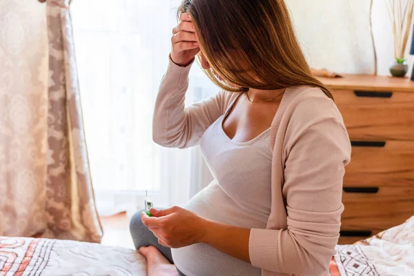 Έλεγχος Πυρετού Εγκυμοσύνης Εγκυμοσύνη Γυναίκα Κρατώντας Θερμόμετρο Ελέγξτε Πυρετό Θερμοκρασία — Φωτογραφία Αρχείου