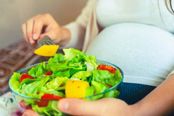 Pregnancy Eating Healthy Salad Happy Pregnant Woman Eating Nutrition Food — Stock fotografie