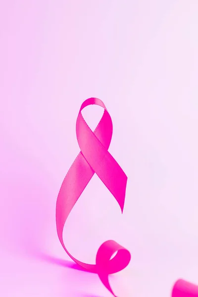 Różowa Wstążka Raka Piersi Symbol Opieki Zdrowotnej Różowa Wstążka Białym — Zdjęcie stockowe
