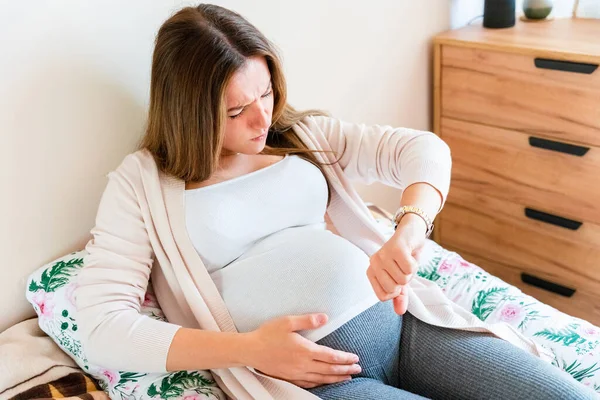 Pregnant Contractions Time Pregnancy Woman Watching Clock Holding Baby Belly — Stockfoto