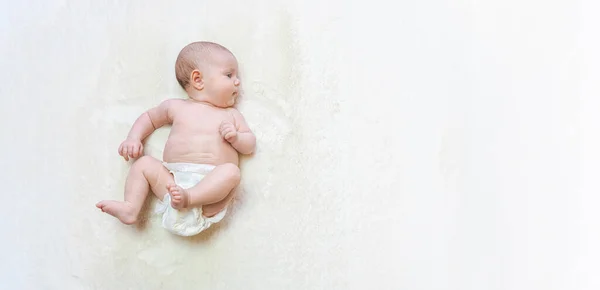 Pielucha Dla Noworodka Dziecko Opiekuje Się Białym Tle Szczęśliwego Dziecka — Zdjęcie stockowe