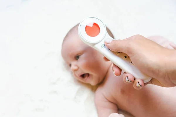 Termometr Dziecięcej Gorączki Lekarz Sprawdzi Czy Termometr Elektroniczny Zapewnia Opiekę — Zdjęcie stockowe