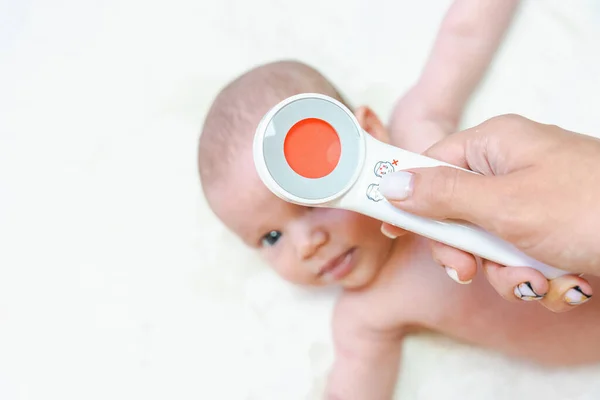 Elektroniczny Termometr Dzieciaku Lekarz Sprawdzi Czy Termometr Elektroniczny Zapewnia Opiekę — Zdjęcie stockowe