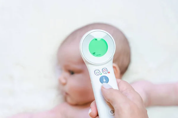 Dziecko Choruje Gorączkę Lekarz Sprawdzi Stan Zdrowia Dziecka Termometru Elektronicznego — Zdjęcie stockowe