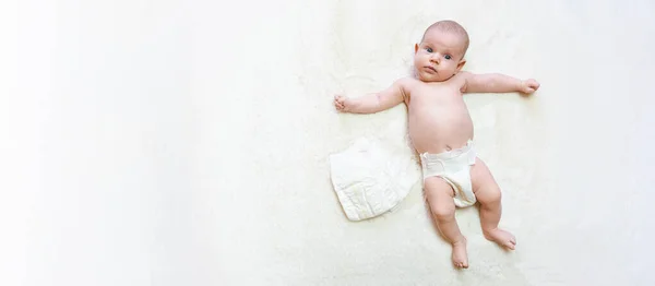 Pielucha Dla Noworodka Dziecko Opiekuje Się Białym Tle Szczęśliwego Dziecka — Zdjęcie stockowe