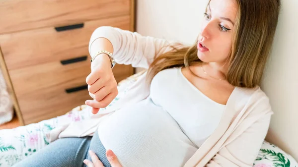 Έγκυες Συσπάσεις Πόνου Έγκυος Γυναίκα Παρακολουθεί Ρολόι Κρατάει Την Κοιλιά — Φωτογραφία Αρχείου