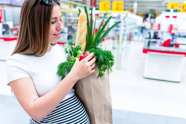 Vrouw Voedsel Winkelen Zwangerschap Zwangere Moeder Met Gezonde Sla Salade — Stockfoto