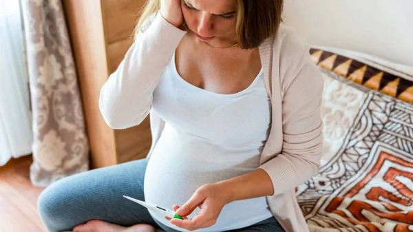 Pregnancy Health Temperature Check Pregnant Woman Holding Thermometer Check Fever — Foto Stock