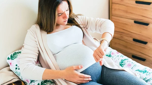 Gravid Smärta Sammandragningar Gravid Kvinna Tittar Klockan Håller Baby Mage — Stockfoto