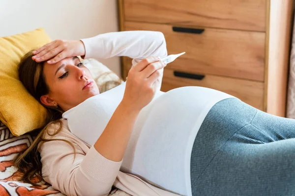 Temperaturkontroll Gravida Termometrar Graviditet Kvinna Som Håller Termometer Kontrollera Feber — Stockfoto