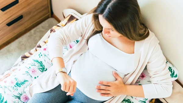 Gravid Klocka Tid Förlossning Förlossningstid Smärtor Sammandragningarna Graviditet Kvinna Tittar — Stockfoto