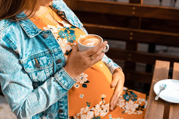 Těhotná Žena Pije Kávu Šťastné Těhotenství Dívka Pít Horkou Kávu — Stock fotografie