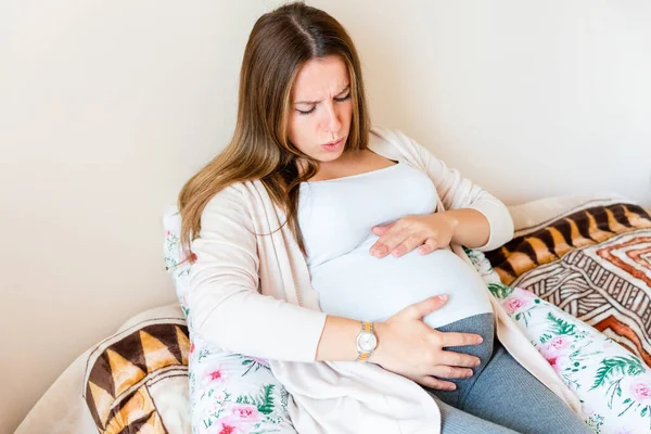 Contracciones Del Dolor Preñadas Mujer Embarazada Mirando Reloj Sosteniendo Vientre —  Fotos de Stock