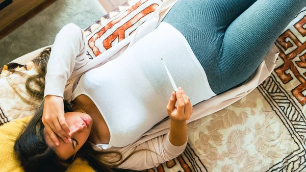 Pregnant Headache Fever Sick Pregnancy Woman Holding Thermometer Check Fever — Stockfoto