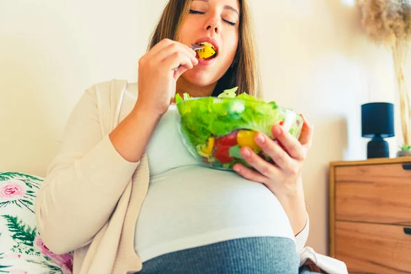 Pregnancy Eating Healthy Salad Happy Pregnant Woman Eating Nutrition Food — Stock fotografie