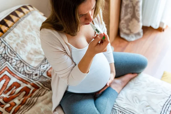 Temperaturkontroll Gravida Termometrar Graviditet Kvinna Som Håller Termometer Kontrollera Feber — Stockfoto