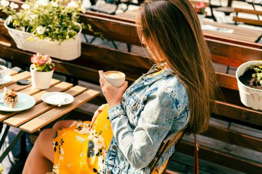 Hamile kadın kahvesini iç. Mutlu hamilelik kızı restoranda sıcak kahve içiyor. Enerji ve tazelik kavramı için kahvaltıyı temsil et