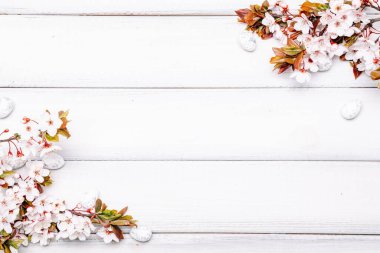 Paskalya yumurtaları. Nisan çiçekli doğa, beyaz mutlu paskalya yumurtaları ahşap bahar arka planında. Metin için yeri olan paskalya deseni