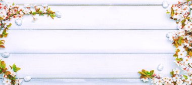 Paskalya yumurtaları ahşap pankart. Nisan çiçekli doğa, beyaz mutlu paskalya yumurtaları ahşap bahar arka planında. Metin için yeri olan paskalya deseni