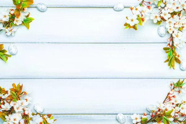 Pääsiäismunien Tausta Toukokuu Kukkia Valkoinen Onnellinen Pääsiäismuna Puinen Kevät Tausta — kuvapankkivalokuva