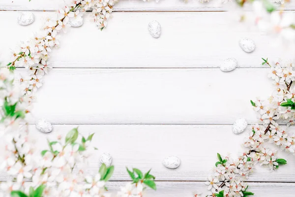 Paaseieren Achtergrond Mei Bloemen Wit Gelukkig Paaseieren Houten Lente Achtergrond — Stockfoto