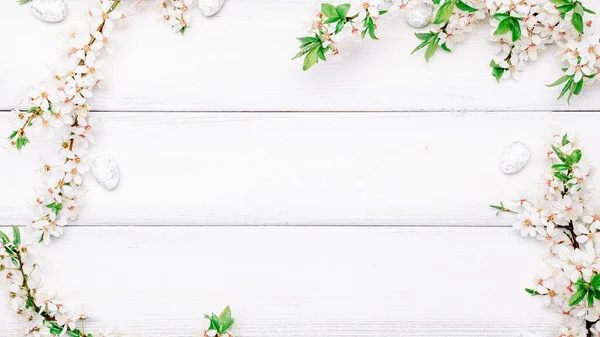 Pasen Plat Kersenboom Bloesem Witte Gelukkige Paaseieren Hout Lente Achtergrond — Stockfoto