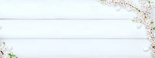 Osterflachbanner Kirschbaumblüte Weiße Glückliche Ostereier Auf Holz Frühlingshintergrund Frühjahrskonzept lizenzfreie Stockbilder